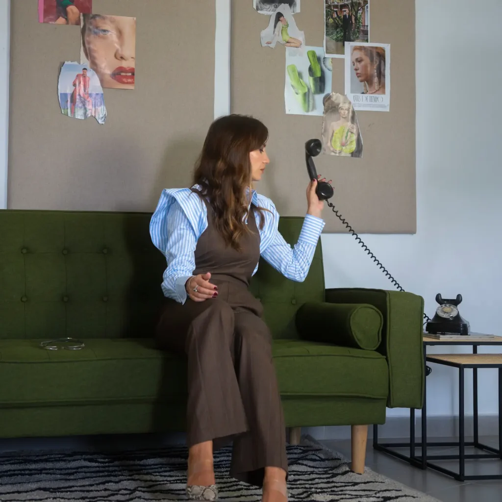 Ainhoa Rosado posando para una fotografía de interiores