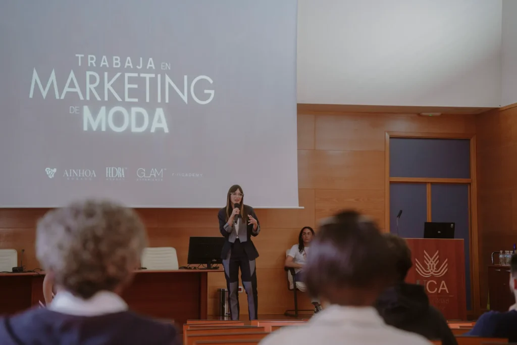 Ainhoa Rosado exponiendo en evento de marketing de moda