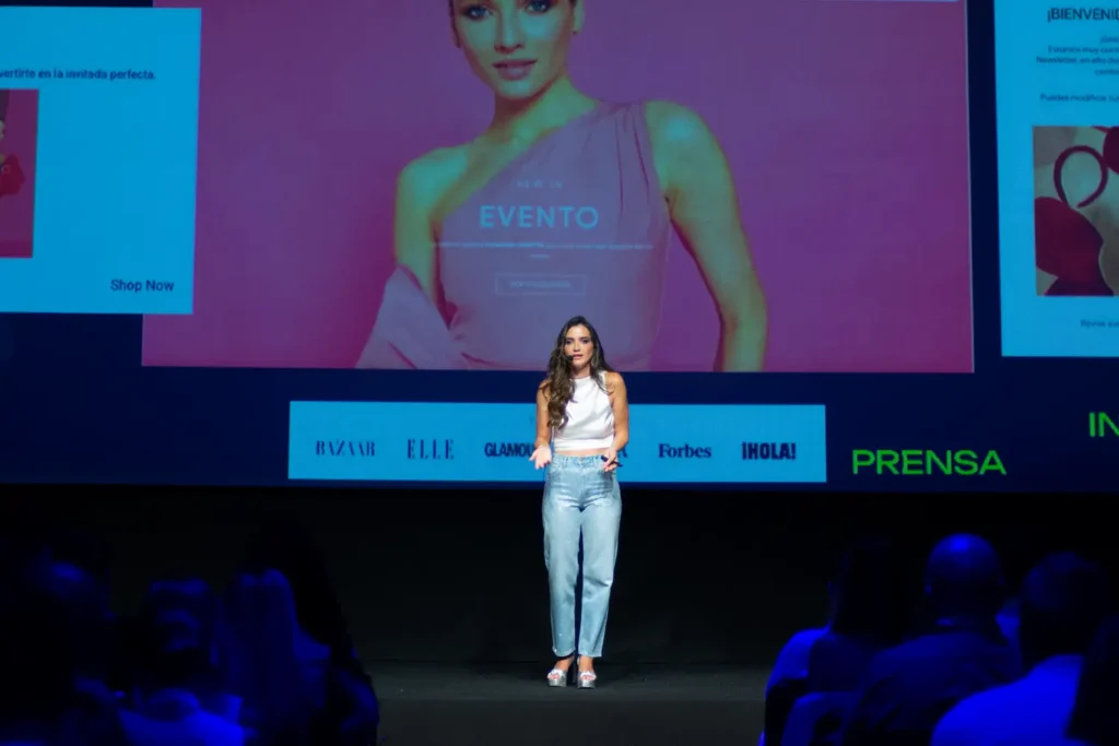 Ainhoa Rosado exponiendo en evento de marketing de moda glam experience