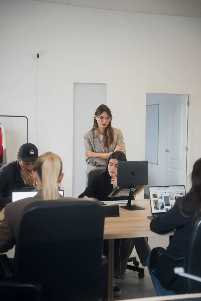 Ainhoa Rosado diseñando junto a su equipo estrategias de marketing de moda en la oficina de Fedra Agency