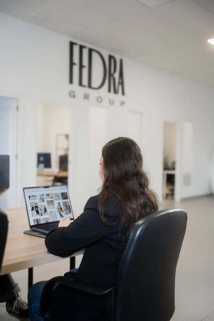 Mujer diseñando estrategias de marketing de moda en la oficina de Fedra Agency